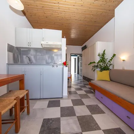 Manias Aparthotel *