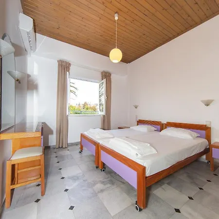 Aparthotel Manias *